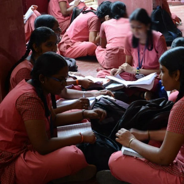 "பேருந்தில் நசுங்கி பின்மாலையில் புத்தகம் தொடும் குழந்தைகளை அறிவீர்களா?!" - ஆட்சியாளர்களுக்கு ஒரு கடிதம்