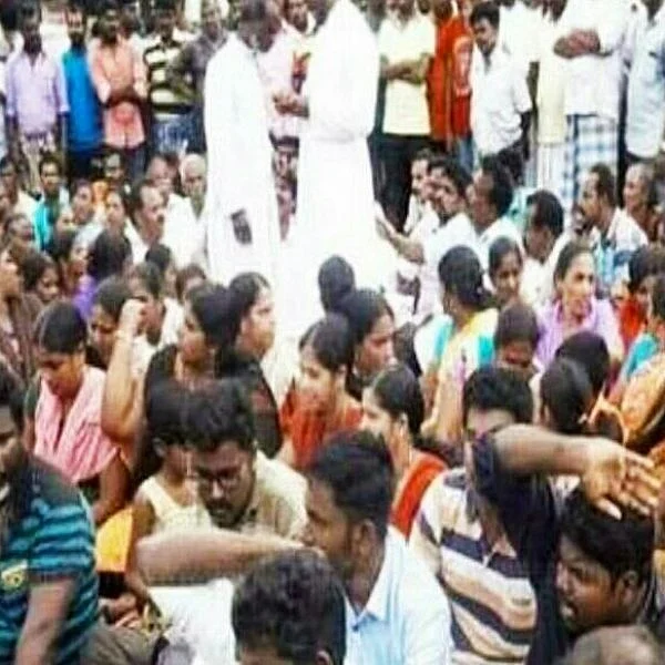 போராடிய மீனவர்களின் வாக்குகள் நீக்கம்? - தேர்தல் அதிகாரிகளை முற்றுகையிட்ட கடற்கரை மக்கள்!