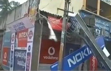 ஹூட் ஹூட் புயல் விசாகப்பட்டினத்தில் கரையை கடந்தது: கனமழைக்கு 3 பேர் பலி!