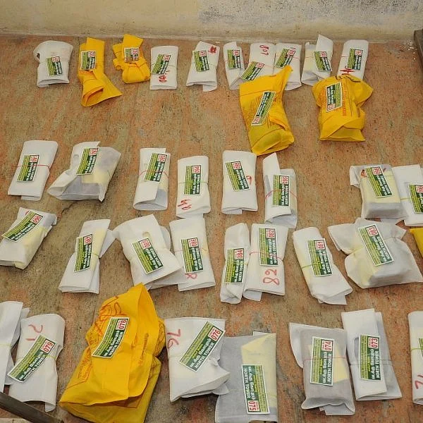 `சாமி கும்பிடும் நேரத்தைவிட செல்போனுக்கு டோக்கன் வாங்க அதிக நேரமாகுது' - மீனாட்சியம்மன் பக்தர்கள் வேதனை