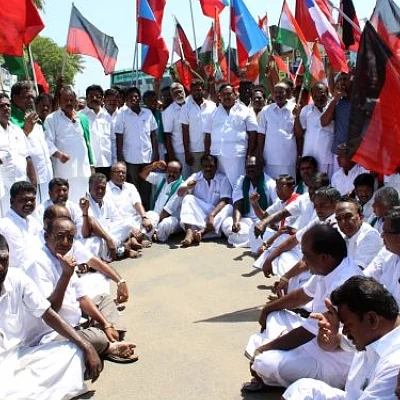 காவிரிநீர்ப் பிரச்னை: 5 மாவட்ட விவசாயிகள் போராட்டம்!