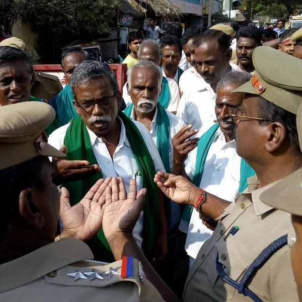 மத்திய அரசுக்கு எதிராக துண்டுப்பிரசுரம் வினியோகித்த அய்யாக்கண்ணு கைது! கொந்தளிக்கும் விவசாயிகள்