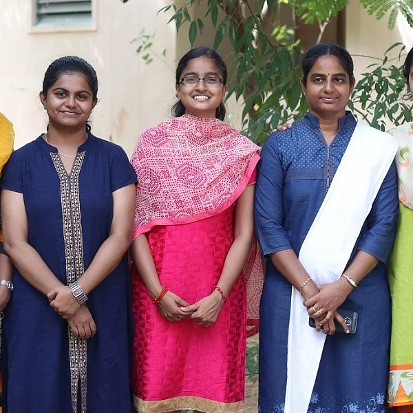 கேம்பஸ் இன்டர்வியூ வேலையை உதறி, சிவில் சர்வீஸ் தேர்வில் சாதித்த பெண்கள்!