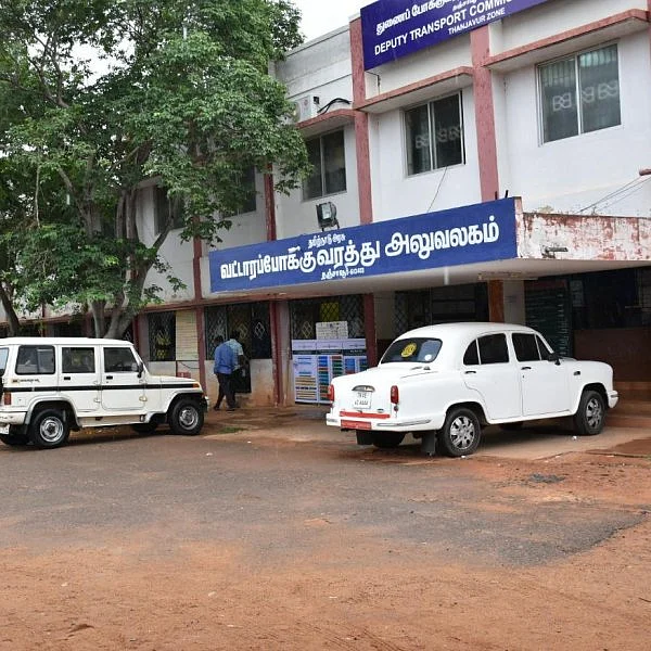 வாகன ஆய்வாளர் பணித் தேர்வு குளறுபடி? - 2 ஆண்டுகளாக தொடரும் டி.என்.பி.எஸ்.சி சர்ச்சை! | Vehicle inspector job tnpsc selection controversy 2 ஆர்.டி.ஓ அலுவலகம். (பைல் படம்)