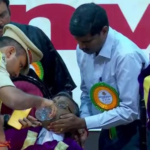 விழா மேடையில் மயங்கி விழுந்த அமைச்சர்! - கோவையில் பரபரப்பு