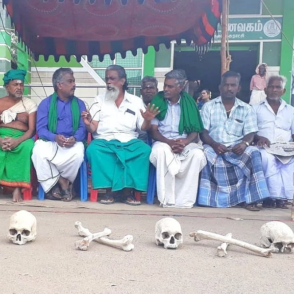 மண்டை ஓடுகள், எலும்புக்கூடுகளுடன் விவசாயிகள் நடத்திய நூதனப் போராட்டம்!