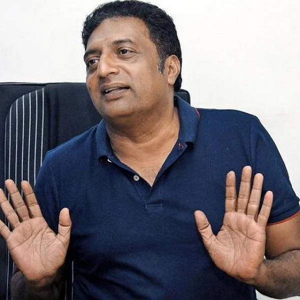 'தீபிகா தலைக்கு விதிக்கப்பட்ட 5 கோடி பரிசுத்தொகைக்கு ஜி.எஸ்.டி உண்டா?' - கொதிக்கும் பிரகாஷ்ராஜ்!