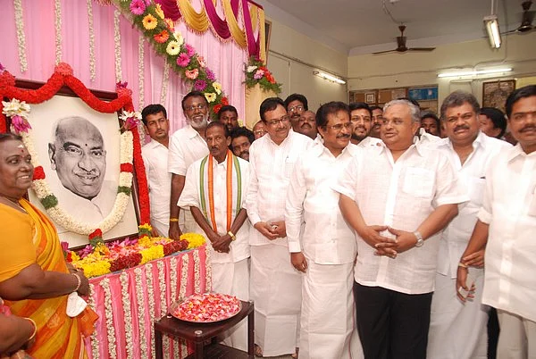 112வது பிறந்த நாள்: காமராஜர் சிலைக்கு ஜெயலலிதா உள்பட தலைவர்கள் மரியாதை!