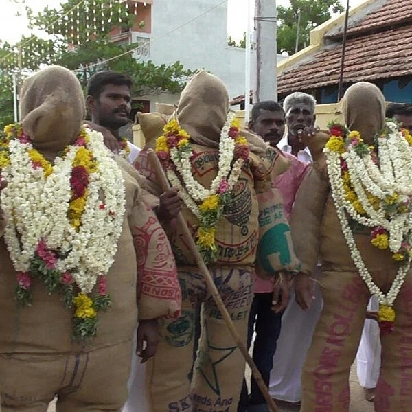 சாக்கு உடைகளை அணிந்து நேர்த்தி செலுத்தும் பக்தர்கள்!