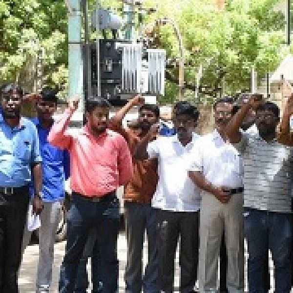 பாதுகாப்பு உபகரணம் இல்லாமல் சாக்கடை சுத்தம் செய்யும் ஊழியர்கள்! நெல்லை மாநகராட்சியின் அவலம்
