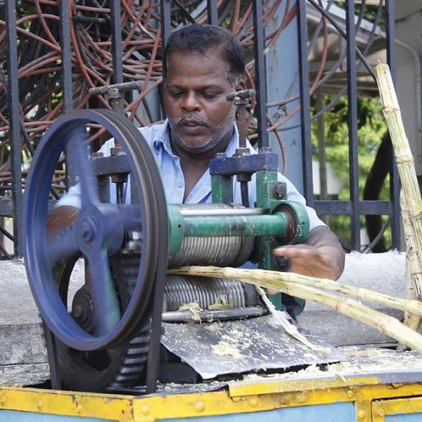 கோடைக்கு இதம் தரும் கரும்பு ஜூஸ்... யாரெல்லாம் குடிக்கலாம்? #BenefitsOfSugarcaneJuice