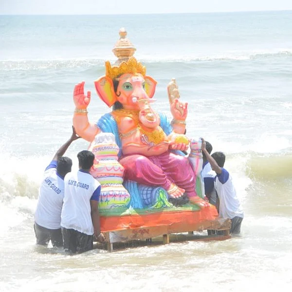 சென்னையில் நடைபெற்ற பிரமாண்ட விநாயகர் ஊர்வலம்: படங்கள்: வி.ஸ்ரீனிவாசுலு