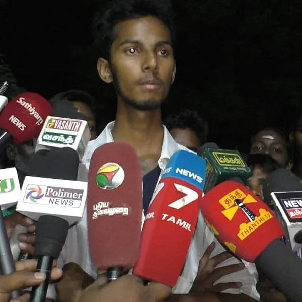 `கதறி அழுதார்; பயந்து போய் இருந்தார்! - `லாட்டரி' மார்டின் நிறுவன ஊழியர் மரணத்துக்கு நியாயம் கேட்கும் மகன்