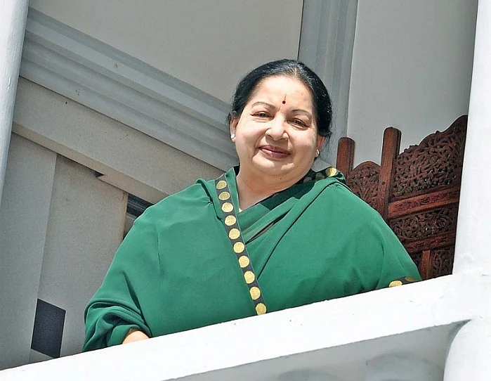 அ.தி.மு.க அலுவலகத்தில், ஒன்பது அடி ஜெயலலிதா சிலை!