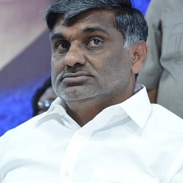 `தனிநபரின் ஆதாயத்துக்காகப் பேருந்து நிலையம் இடமாற்றம்!’ - அமைச்சர் வீரமணி மீது தினகரன் தாக்கு