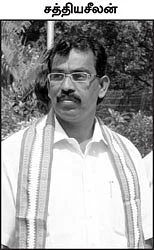 ''சமூக விரோதிகளை களம் இறக்குகிறார்கள்..''