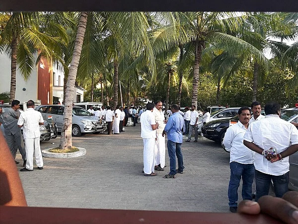 இனி எத்தனை நாட்கள் ரிசார்ட்டில் தங்குவோமோ? - எம்.எல்.ஏ.க்கள் புலம்பல்!
