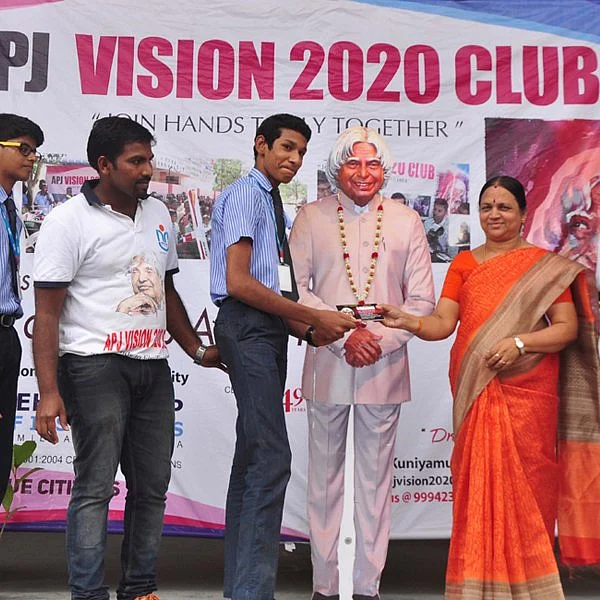 திண்டுக்கல்லில் ஏ.பி.ஜெ விசன் 2020 கிளப் சார்பில் பள்ளி மாணவர்களுக்கு ஆள் இல்லா விமானம், ரோபோ மற்றும் ஏவுகனை செயல்பாடுகள் குறித்த விழிப்பு உணர்வு முகாம்... படங்கள் - வீ.சிவக்குமார்