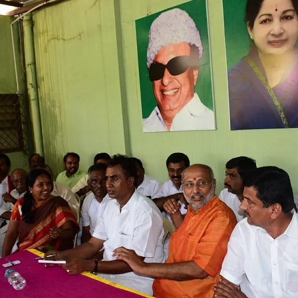 `நம் மானம் மரியாதையைக் காப்பாற்ற வேண்டும்!’ - தொண்டர்கள் மத்தியில் எஸ்.பி.வேலுமணி பேச்சு