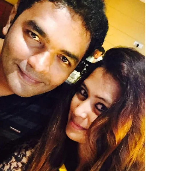 'லவ் சொல்லிட்டு, கேட்டானே ஒரு கேள்வி..!’ - காதல் கதை சொல்கிறார் ஃபரீனா ஆசாத்