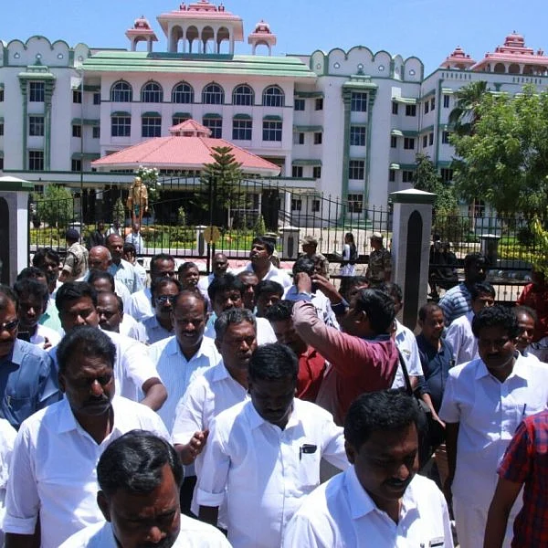 அரசு ஊழியர்களுக்குச் சம்பளம் பிடிக்கக் கூடாது; உயர் நீதிமன்றம் உத்தரவு