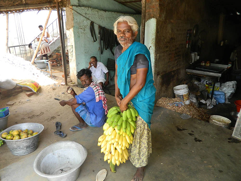 மறுக்கப்பட்ட லோன்... 11 வயதில் டீக்கடை, வாழைப்பழம் பிசினஸ்... 50 வயதில் சாதிக்கும் திருநங்கை அம்பிகா
