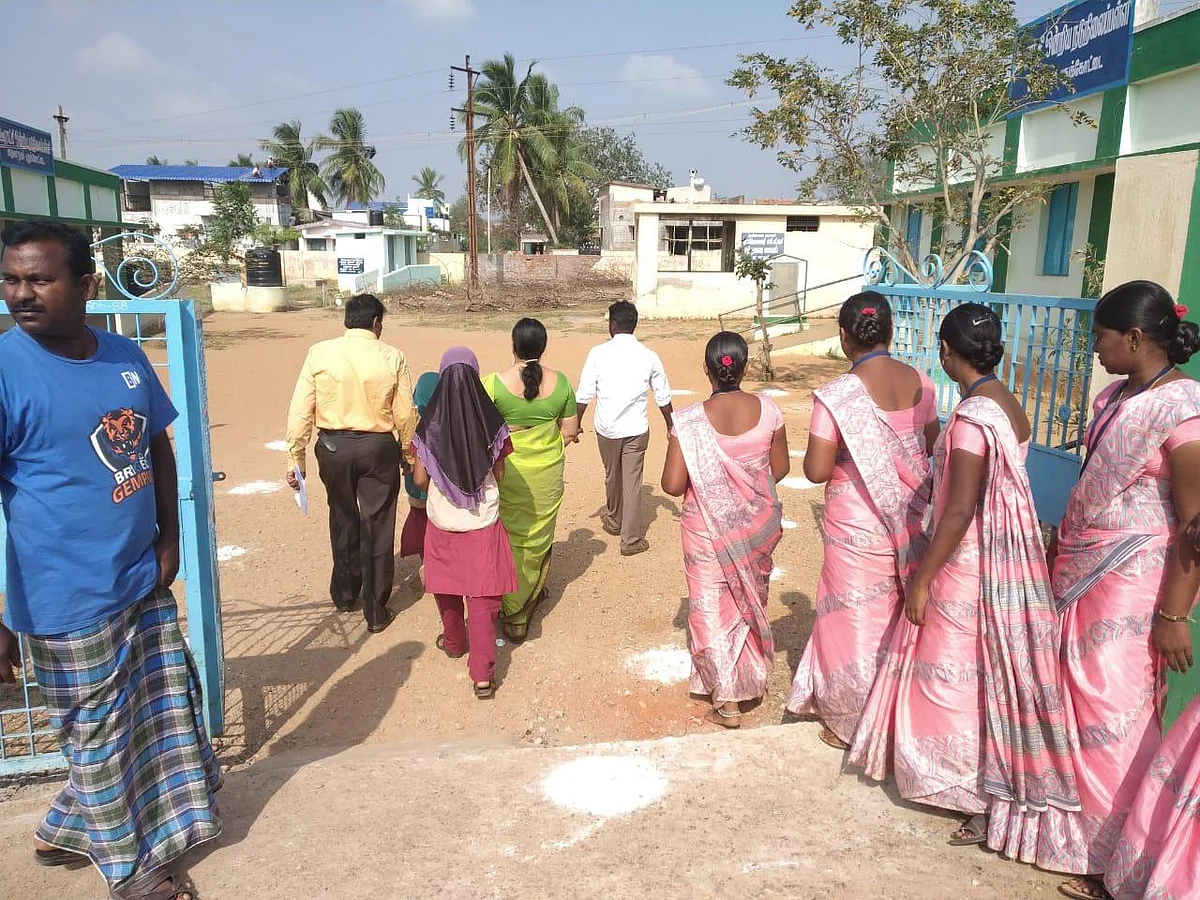 புதுக்கோட்டையில் பள்ளிக்கு வெளியே காத்திருந்த மாணவர்கள்! - பூட்டை உடைத்த கல்வி அலுவலர்