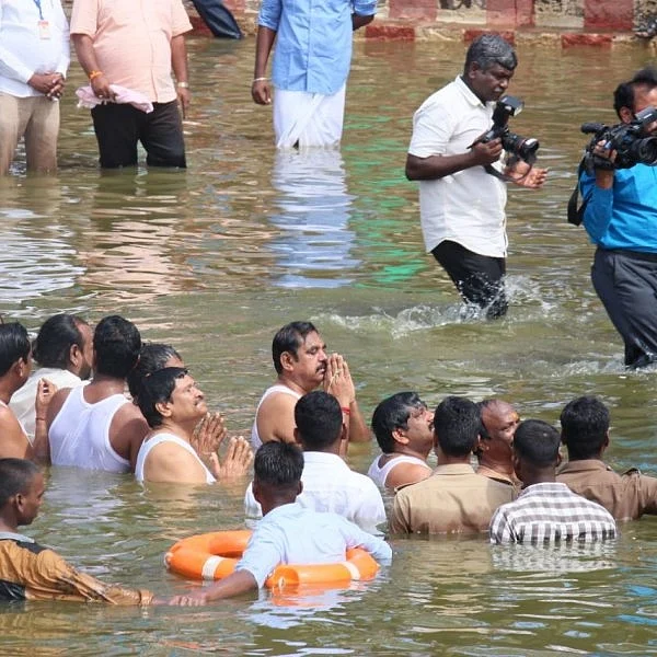 'முதல்வருக்கு மட்டும் தண்ணீரா?' - கொதிக்கும் காவிரி புஷ்கர கமிட்டியினர்!
