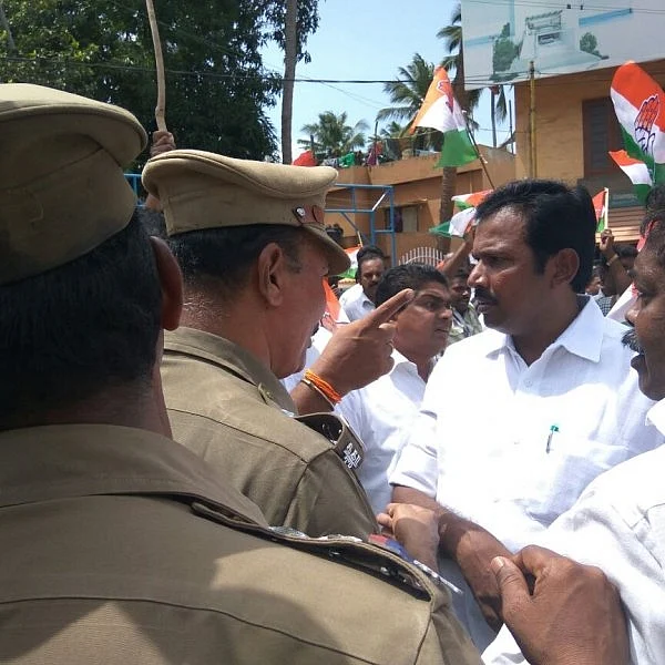 போலீஸை கண்டித்து மறியல்செய்த இரண்டு எம்.எல்.ஏ-க்கள் கைது