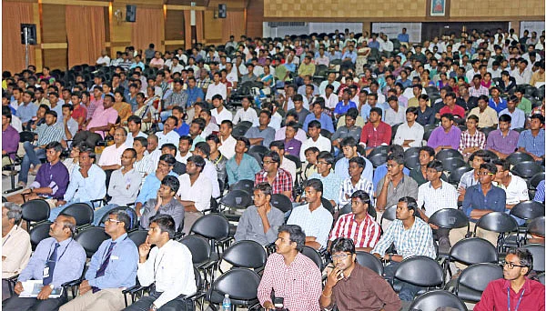 எதிர்காலம் - நிகழ்காலம் இரண்டுக்கும் இடையில் ஆட்டோமொபைல் உலகம் !