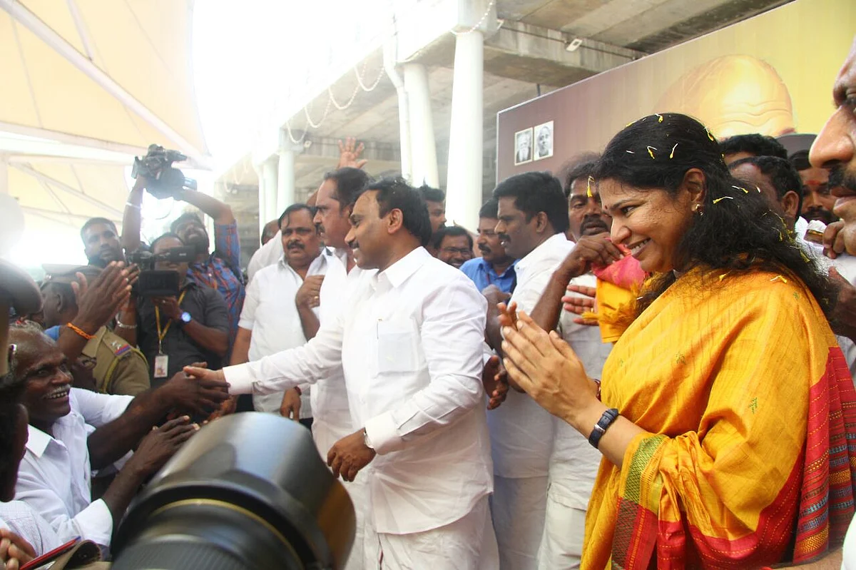 கனிமொழி, ஆ.ராசா சென்னை வந்தனர்! - களைகட்டும் பறையாட்டம்
