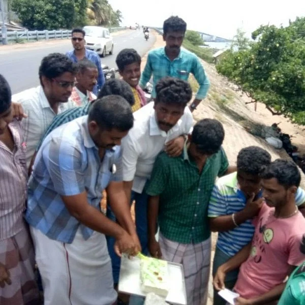 பாம்பன் பாலத்தில் 100-வது விபத்து! : கேக் வெட்டி எதிர்ப்பு தெரிவித்த இளைஞர்கள்