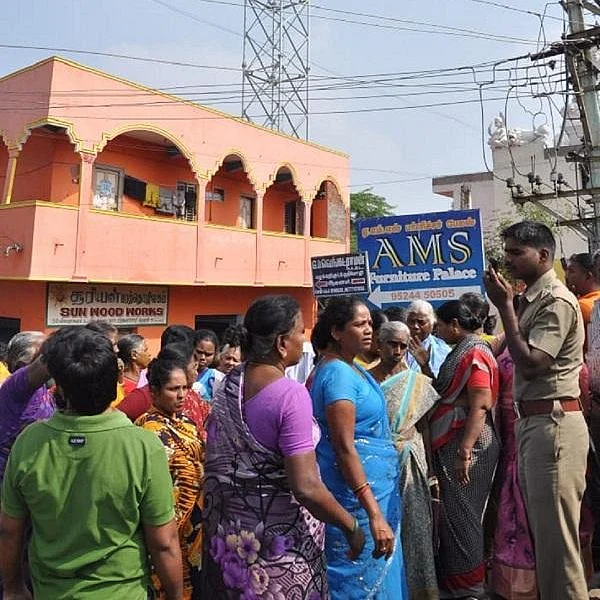 ‘சிட்டுக்குருவிகள் சாகும்... புற்றுநோய் வரும்!’- ஜியோ டவர் அமைக்க வேலூர் பெண்கள் எதிர்ப்பு