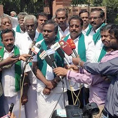 காவிரி : குடியரசுத் தலைவரிடம் மனு கொடுத்த தமிழக விவசாயிகள்