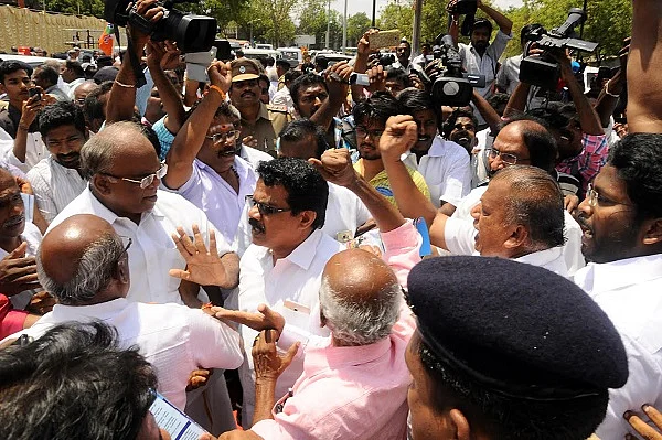 திருச்சி சிவா பேச்சுக்கு பி.ஜே.பி.யினர் எதிர்ப்பு ! ஆங்கிலத்தில் பேசியது தான் காரணமா?