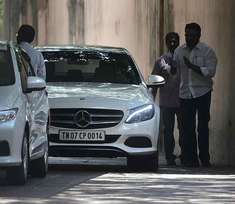 அமைச்சர்களின் நிழல் மனிதர்கள் தலைமறைவு! - ஐ.டி-க்கு அல்வா கொடுக்க அதிரடி #VikatanExclusive