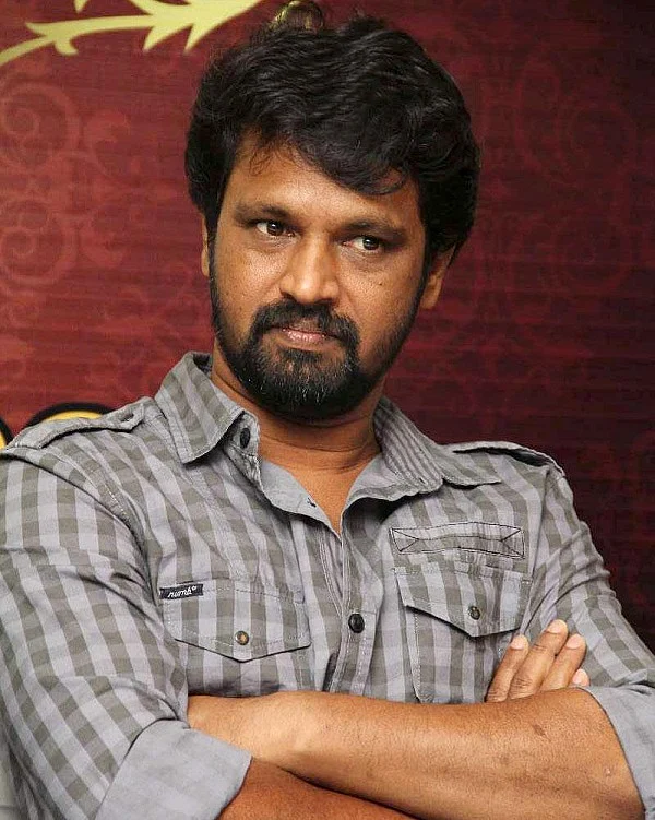 "டப்பாங்குத்து நடிகர் விஷால், தமிழ்நாட்டு அரசியலைப் பேச தகுதி இல்லை!"- கொதிக்கும் சேரன்