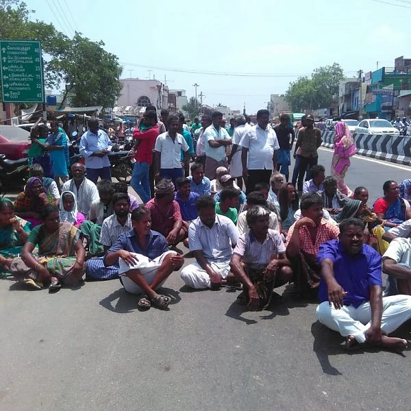 தண்ணீர் பிடிப்பதில் தொடங்கிய வாக்குவாதம், மோதலானது! - சாலை மறியலால் திருப்பூரில் பரபரப்பு!
