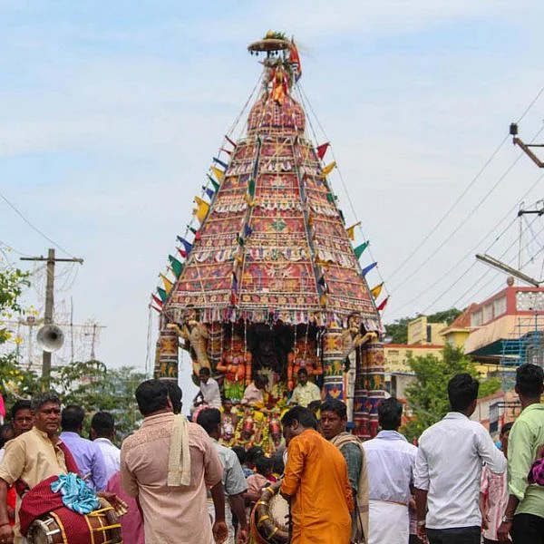 புதுச்சேரி, தொன்டமனத்தம் ஸ்ரீ பிடாரி மீனாட்சி அம்மன் கோயில் தேரோட்டம்... படங்கள்: கு. பிரதீபன் பெர்னியர்