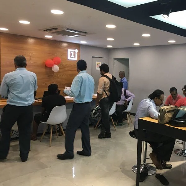 “போன், எஸ்.எம்.எஸ்லாம் எதிர்பார்க்காதீங்க, நேர்ல வாங்க..!” - #OnePlus சர்வீஸ் சென்டர் குளறுபடி