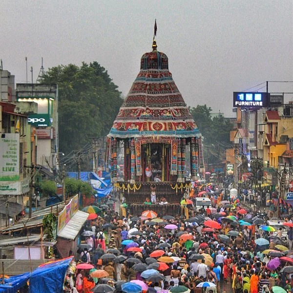 கொட்டும் மழையில் நடைபெற்ற நடராஜர் கோயில் தேர்த் திருவிழா - 3மணிநேரத்தில் நிலைக்கு வந்த தேர்!
