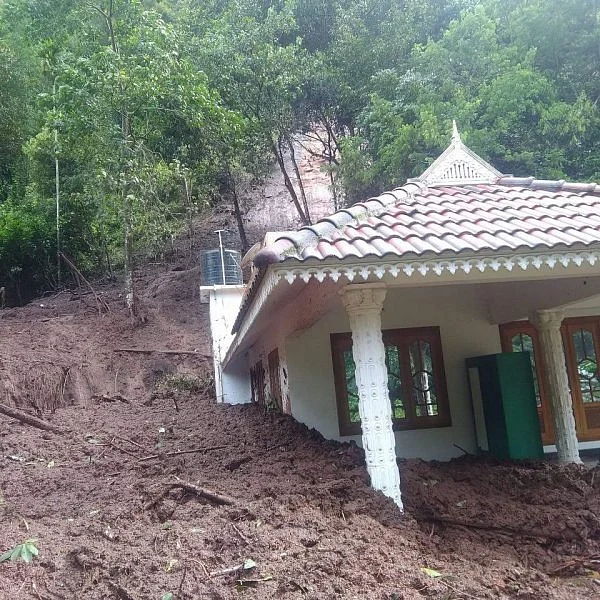 மூணாரில் கடும் நிலச்சரிவு! போக்குவரத்து துண்டிப்பு; வீடுகள், கடைகள் சேதம்