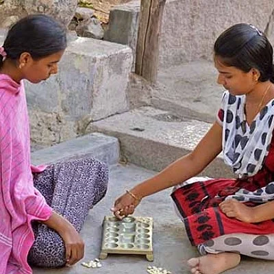 ஆடிப் பார்ப்போமா ஆடு புலி ஆட்டம்.... பழகிப் பார்ப்போமா பல்லாங்குழி ஆட்டம்!