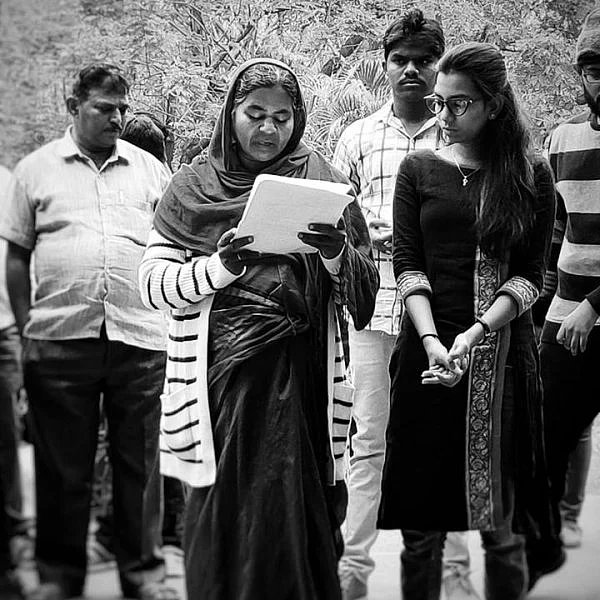 ``ஒரு சமூகத்தின் முன்னேற்றத்தைத் தடுக்கின்றனர்!” போராடும் மாணவர்களுக்கு ராதிகா வெமூலா ஆதரவு