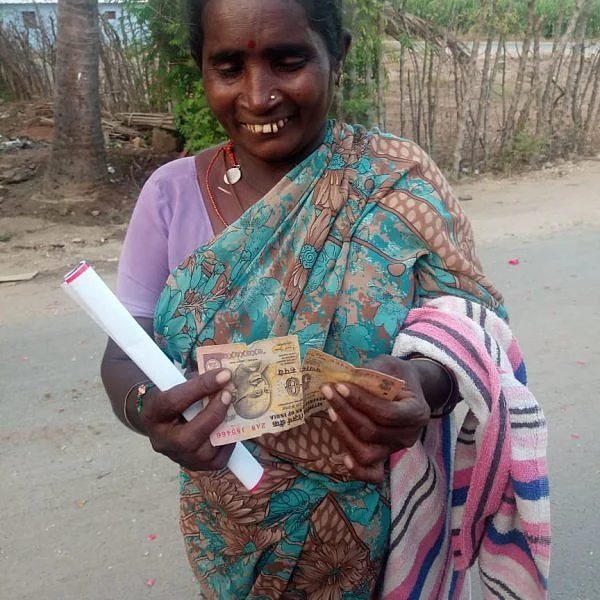 `தம்பிதுரைக்கு ஆரத்தி எடுத்தோம், கிழிந்த ரூபாய் கொடுத்துட்டாங்க!' - அ.தி.மு.க-வினரை வசைபாடிய பெண்கள்