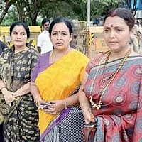 பெங்களூரு சிறையில் உள்ள ஜெயலலிதாவை பார்க்க வந்த நடிகைகள்!