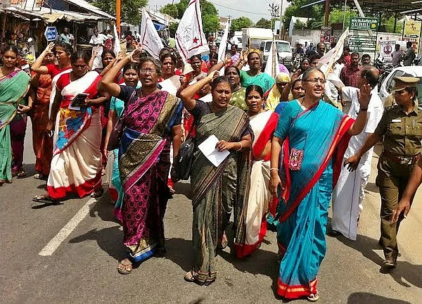 டாஸ்மாக் கடைக்கு பூட்டு போட முயன்ற பெண்கள்!