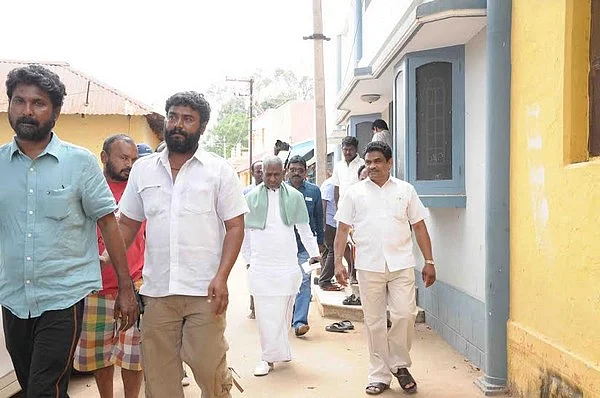'மேற்குத்தொடர்ச்சி மலை' படப்பிடிப்பு தளத்தில் இளையராஜா! ((படங்கள்)