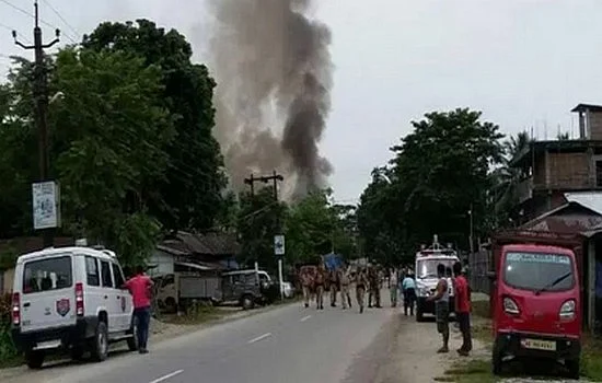 அசாமில் துப்பாக்கிச்சூடு, குண்டுகளை வீசி பயங்கரவாதிகள் தாக்குதல்! - 14 பேர் பரிதாப பலி