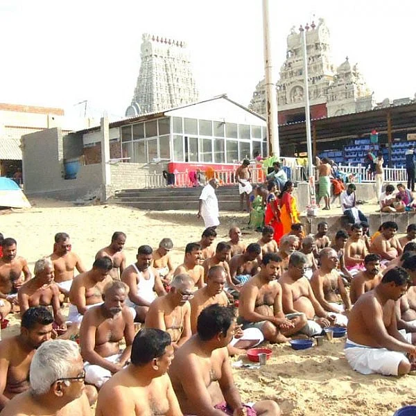 ஆடி அமாவாசையை முன்னிட்டு திருச்செந்தூர் கடற்கரையில் குவிந்த பக்தர்கள்!